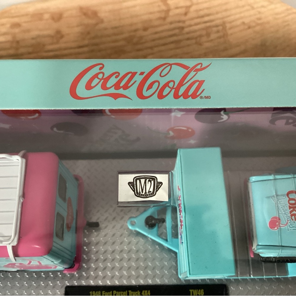 🔴 NWT - Diecast Cherry Coke Collectible Set - 1948 Ford Parcel Trk & 1966 Bronco - Picture 7 of 16